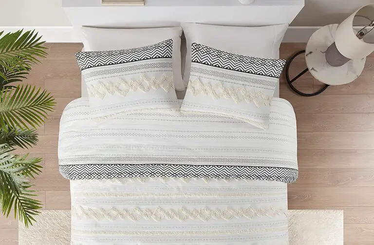 11 Cozy Farmhouse Bedding Ideas That Will Make You Say “Holy Cow!”