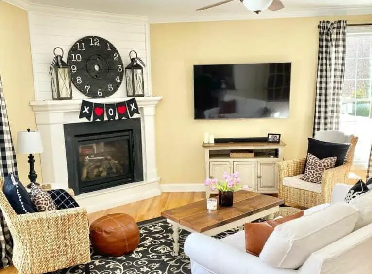 7+ Layout Ideas for Small Farmhouse Living Rooms with TV to Optimize Space