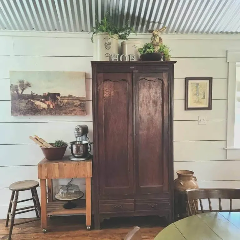 Farmhouse Dining Room Embellished With Vintage Accents