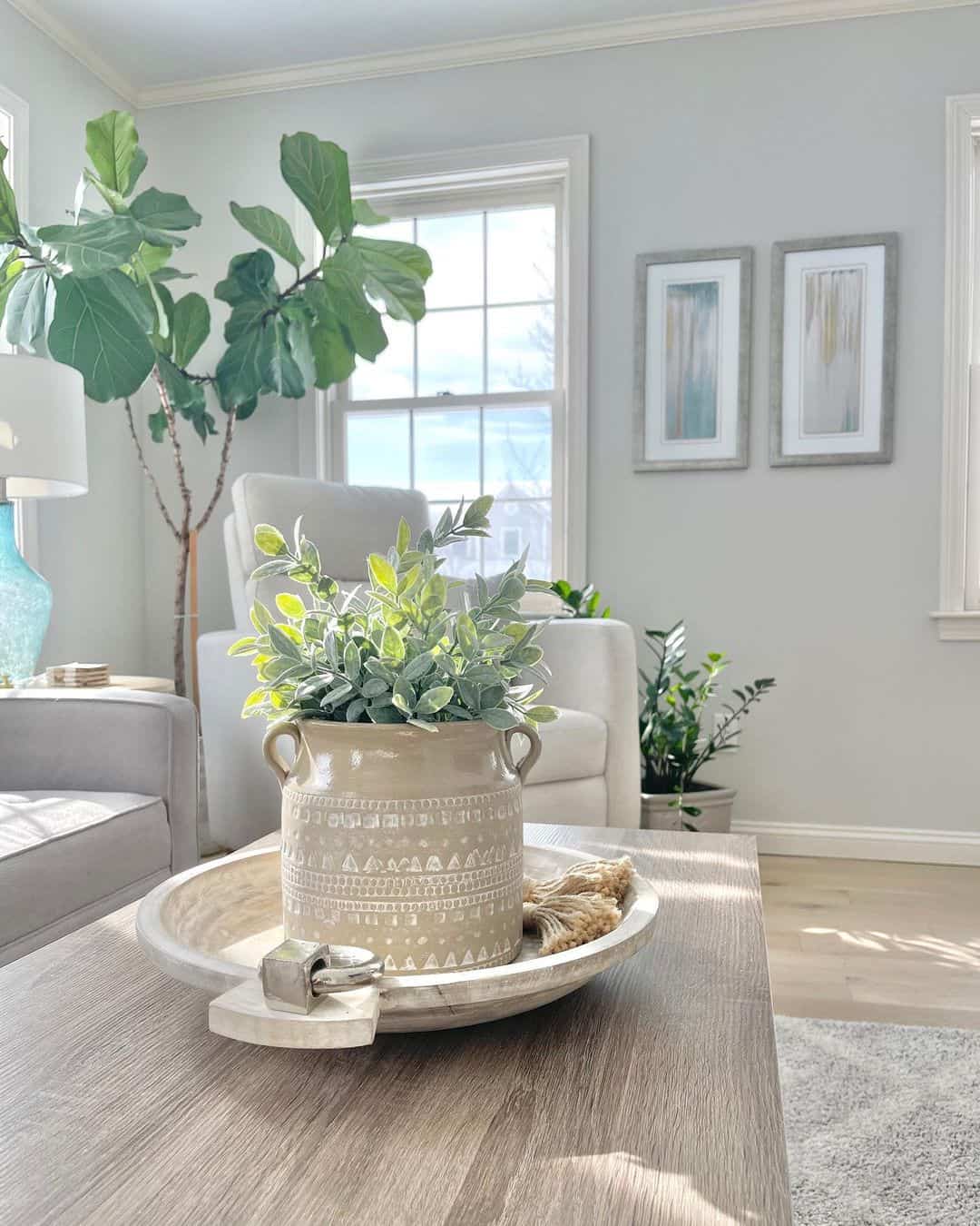 Lush Greenery: Living Room with Abundant Plants