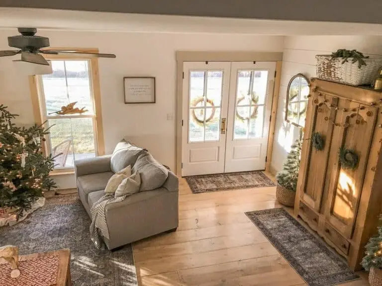 Quaint Cottage Vibe in the Farmhouse Living Room