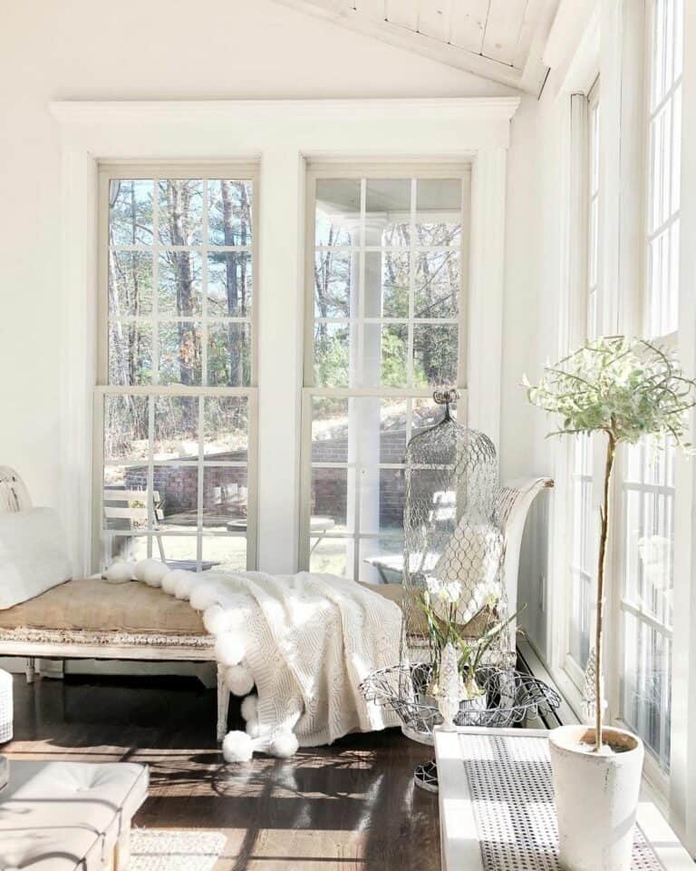 Serene Comfort: Living Room With a White and Tan Day Bench