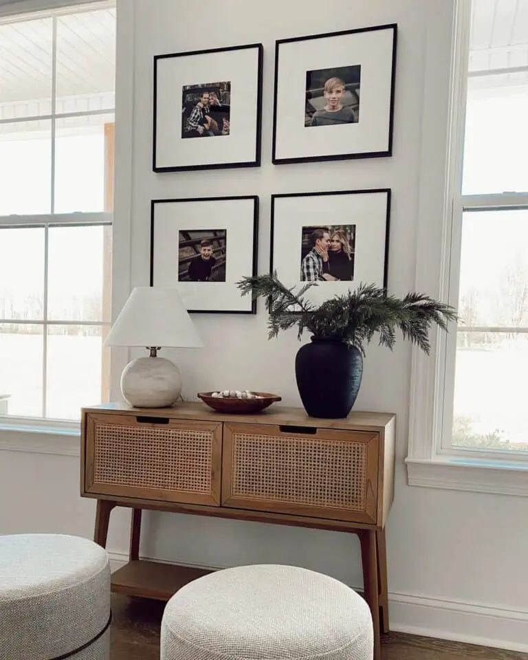 Simplicity in Sophistication: Console Table Black Room Décor