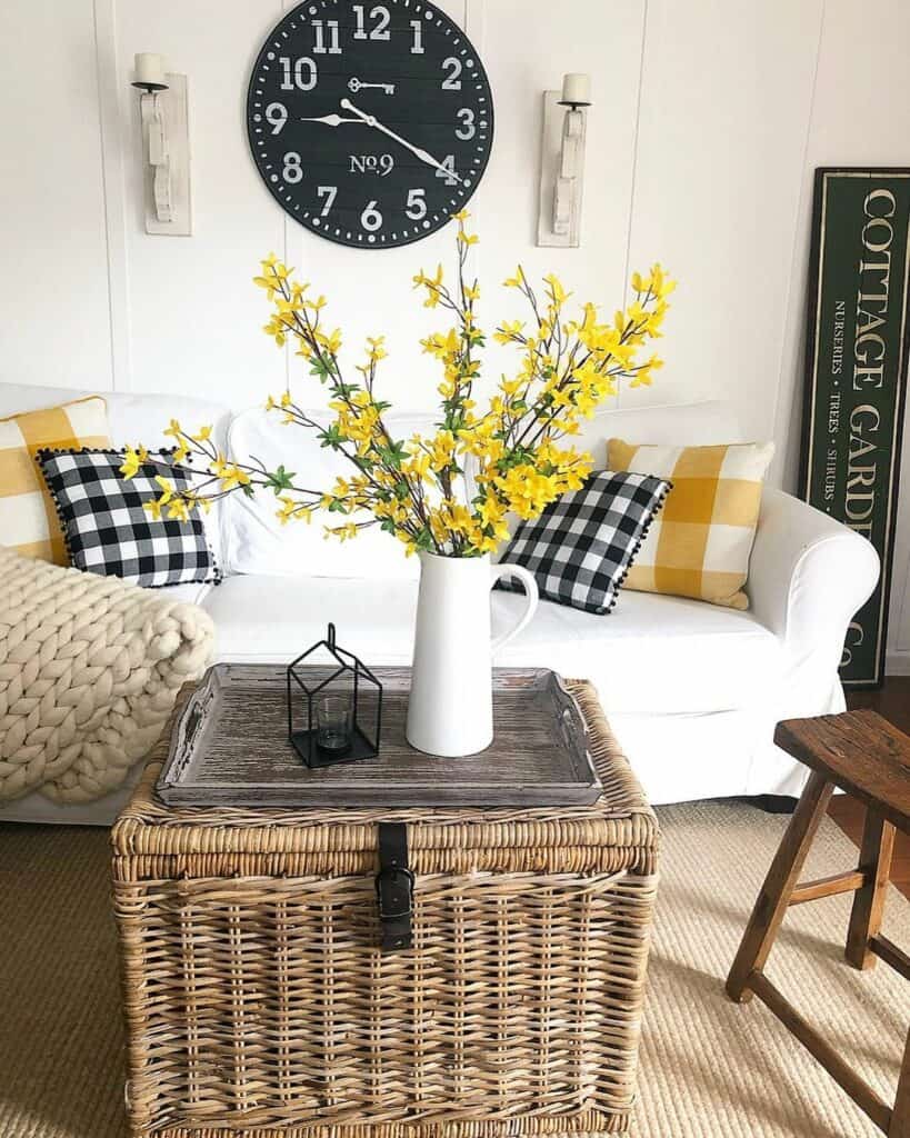 Striking Balance with Black, White, and Yellow Room Decor