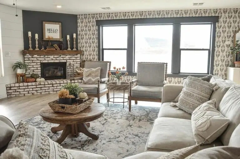 Striking Modern Gray Trim in a Neutral Living Room