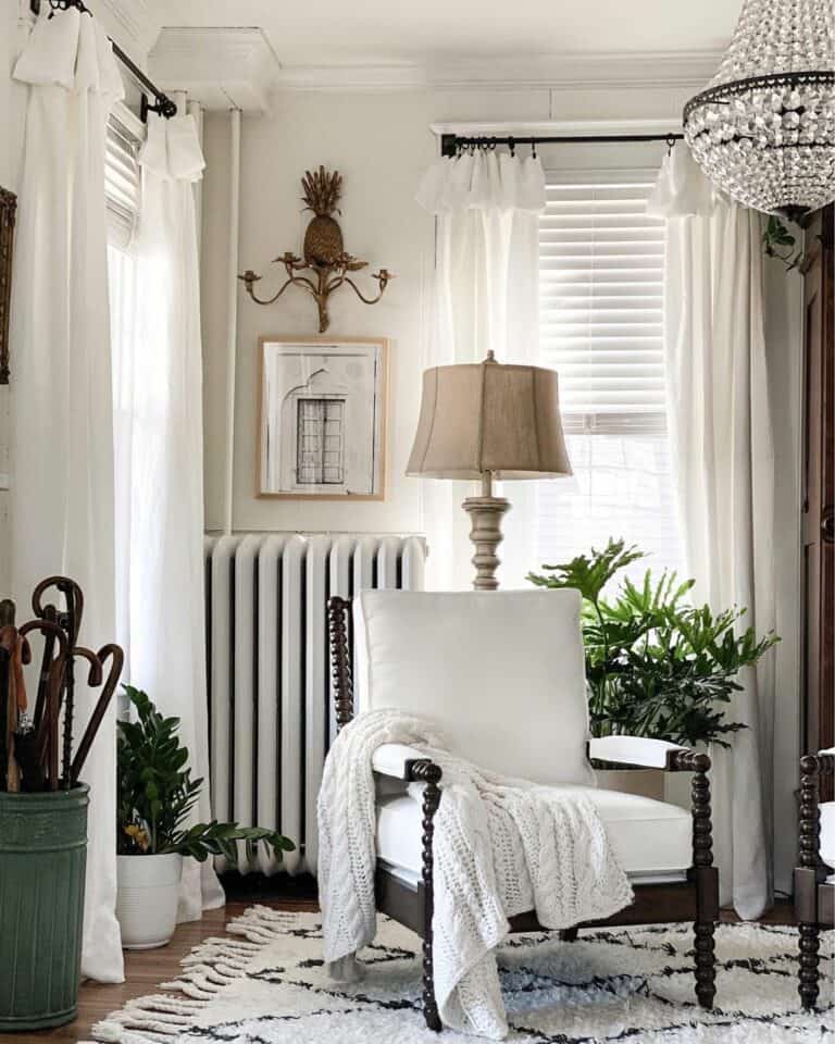 Vintage Glamour: Black and White Living Room with a Classic Twist