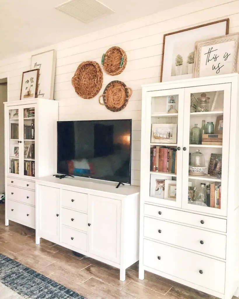 White Shiplap Living Room: Rustic Elegance