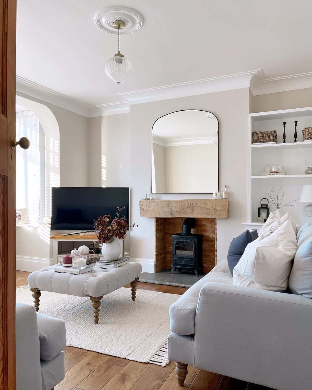 Elegant Design: Modern Living Room with Crown Molding