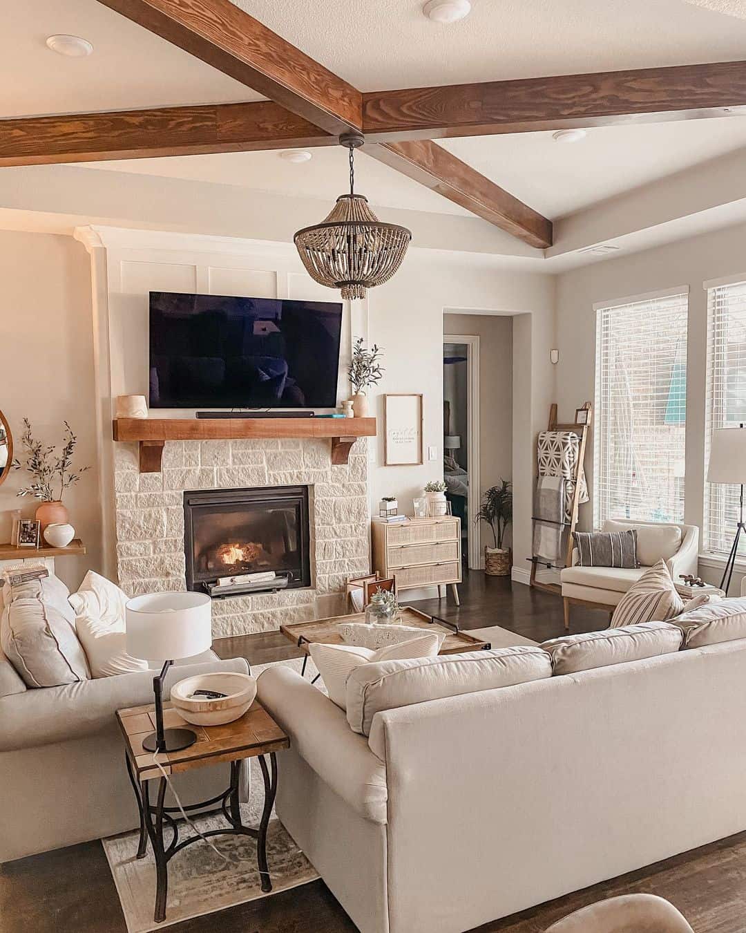 Farmhouse Retreat: Cozy Living Room with Exposed Wood Beams