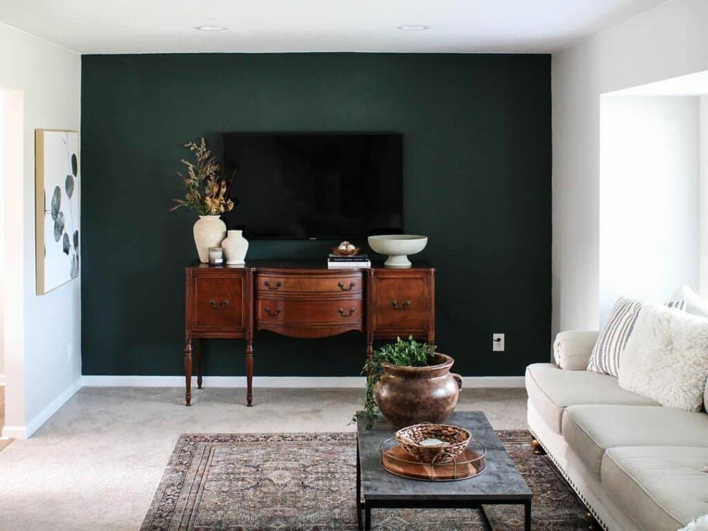 Inviting Warmth: Living Room With a Dark Green Accent Wall