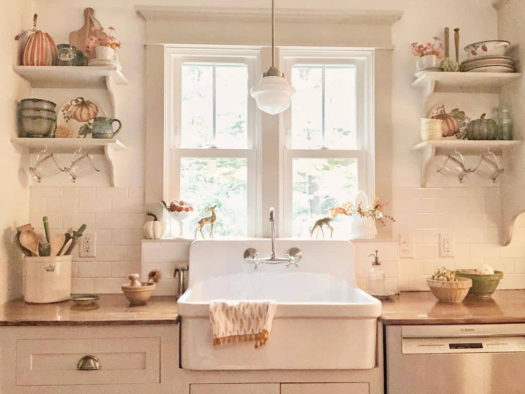 Charming Cottage-Style Kitchen with Symmetrical Open Shelving