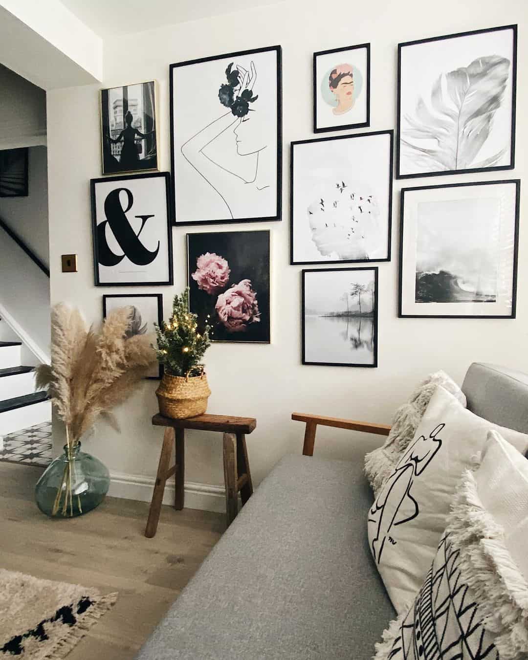 Nordic Charm Meets Modern Wall Art in the Living Room