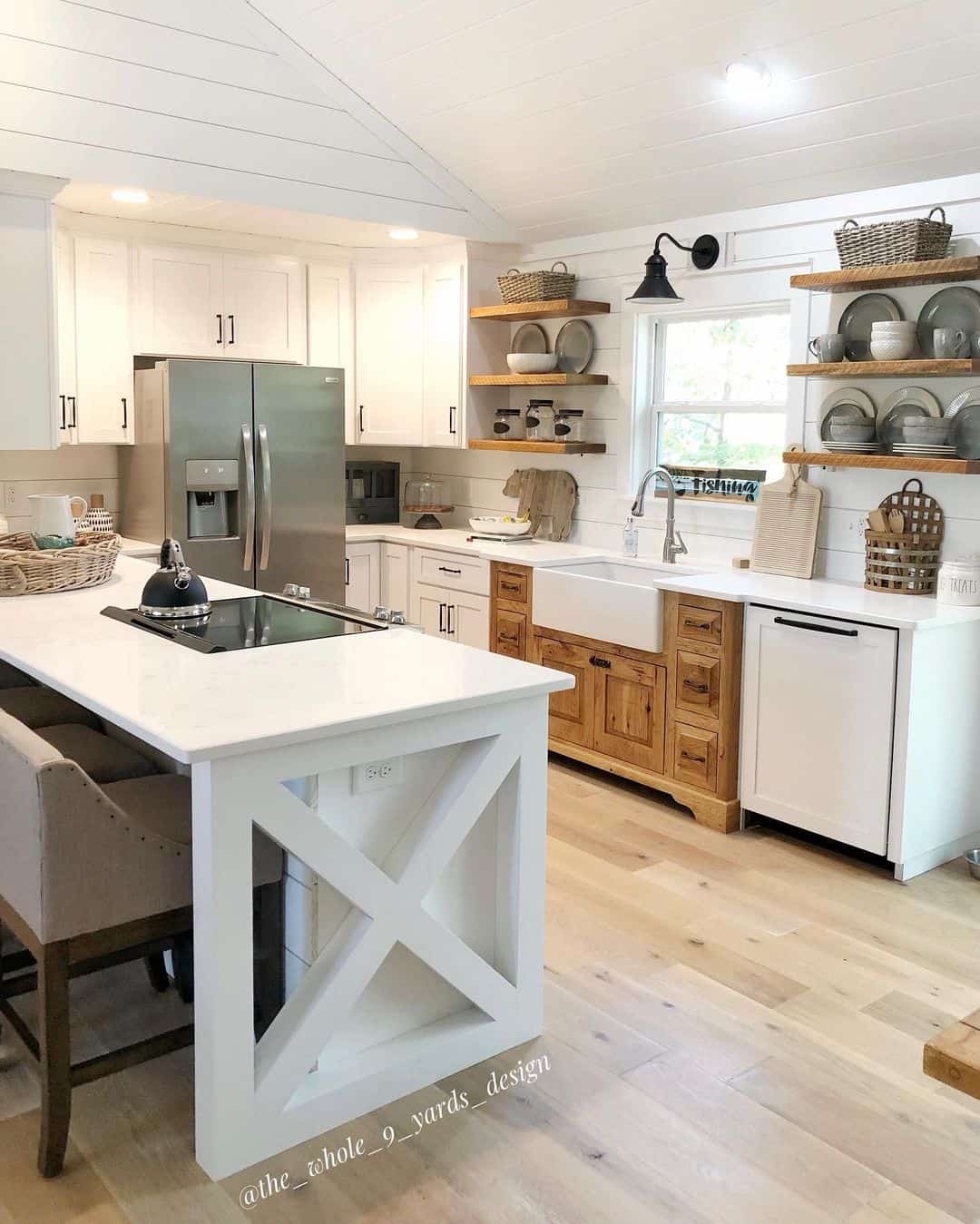 Vaulted Ceiling Elegance in the Farmhouse Kitchen