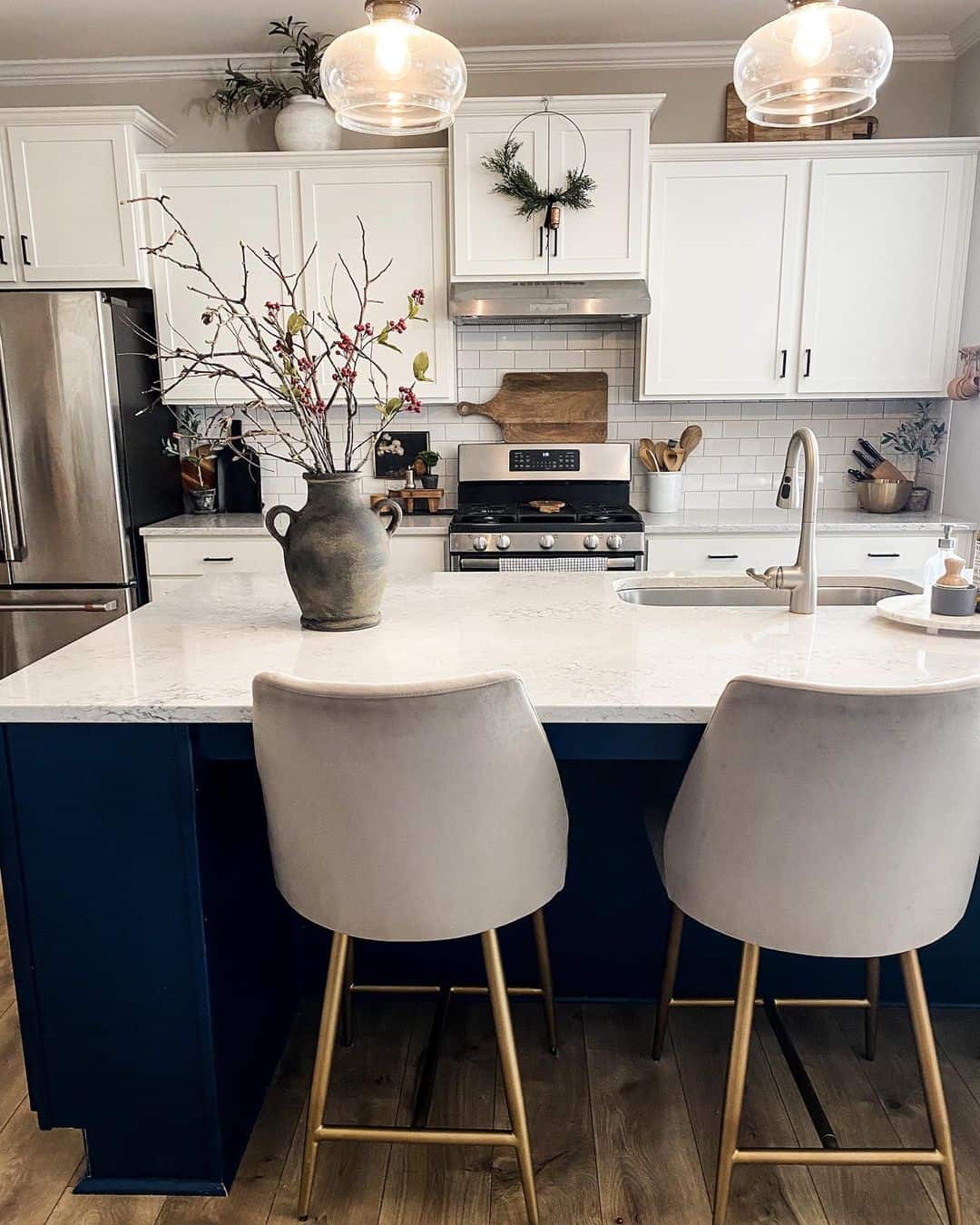 A Dark-Navy Island and Modern Gray Chairs