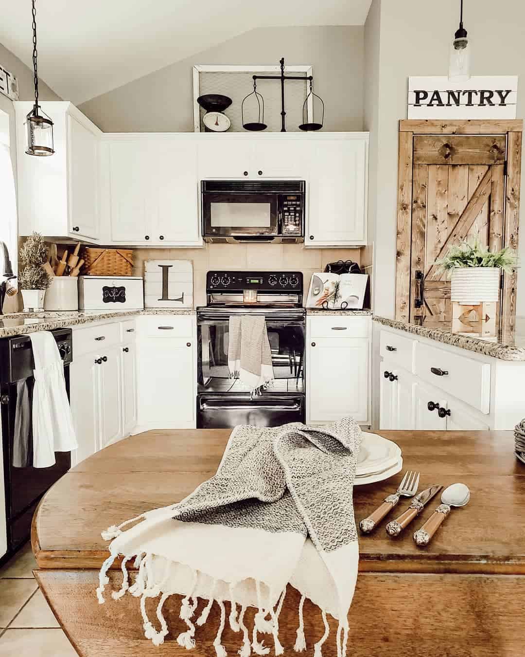 Black Hardware Accents in the Kitchen