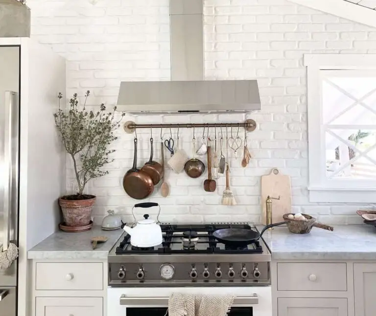 7+ Ideas for Integrating Cream Cabinets into Your Farmhouse Kitchen