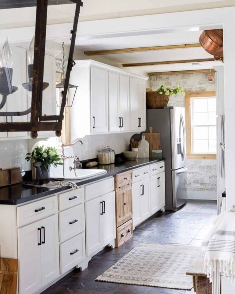 7+ Timeless Farmhouse Kitchen Cabinet Ideas with Classic Black Hardware