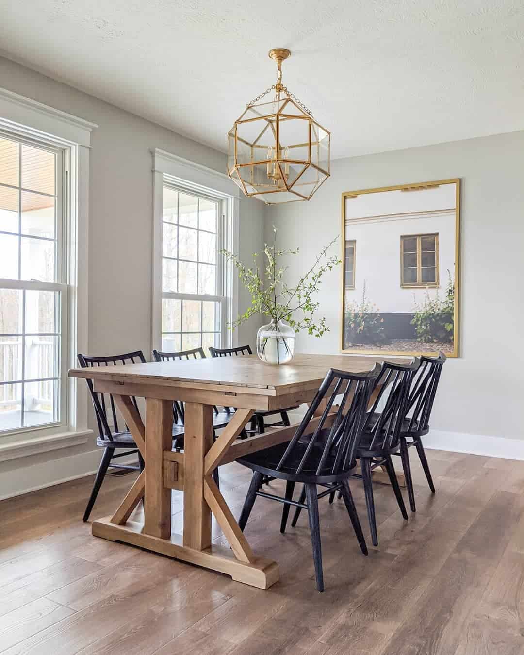 Minimalist Trim in a Contemporary Dining Setting