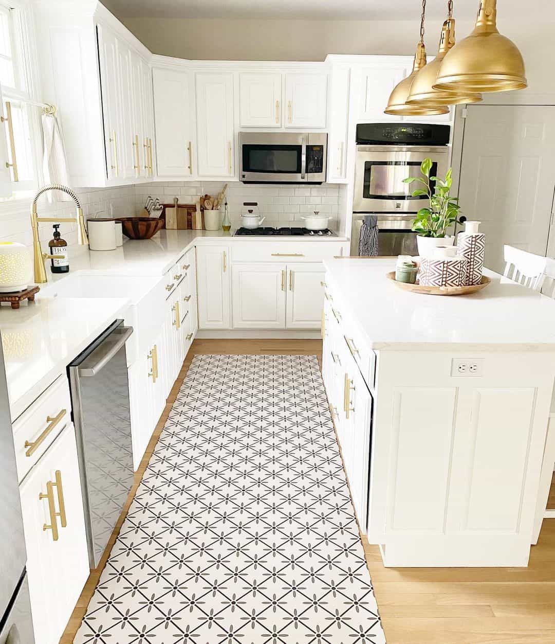 Modern Farmhouse Kitchen with Elegant Gold Hardware