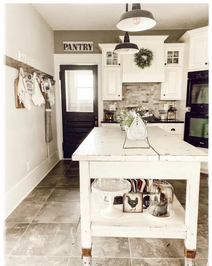 7+ Trendy Ideas for a Spacious Farmhouse Kitchen Island Look