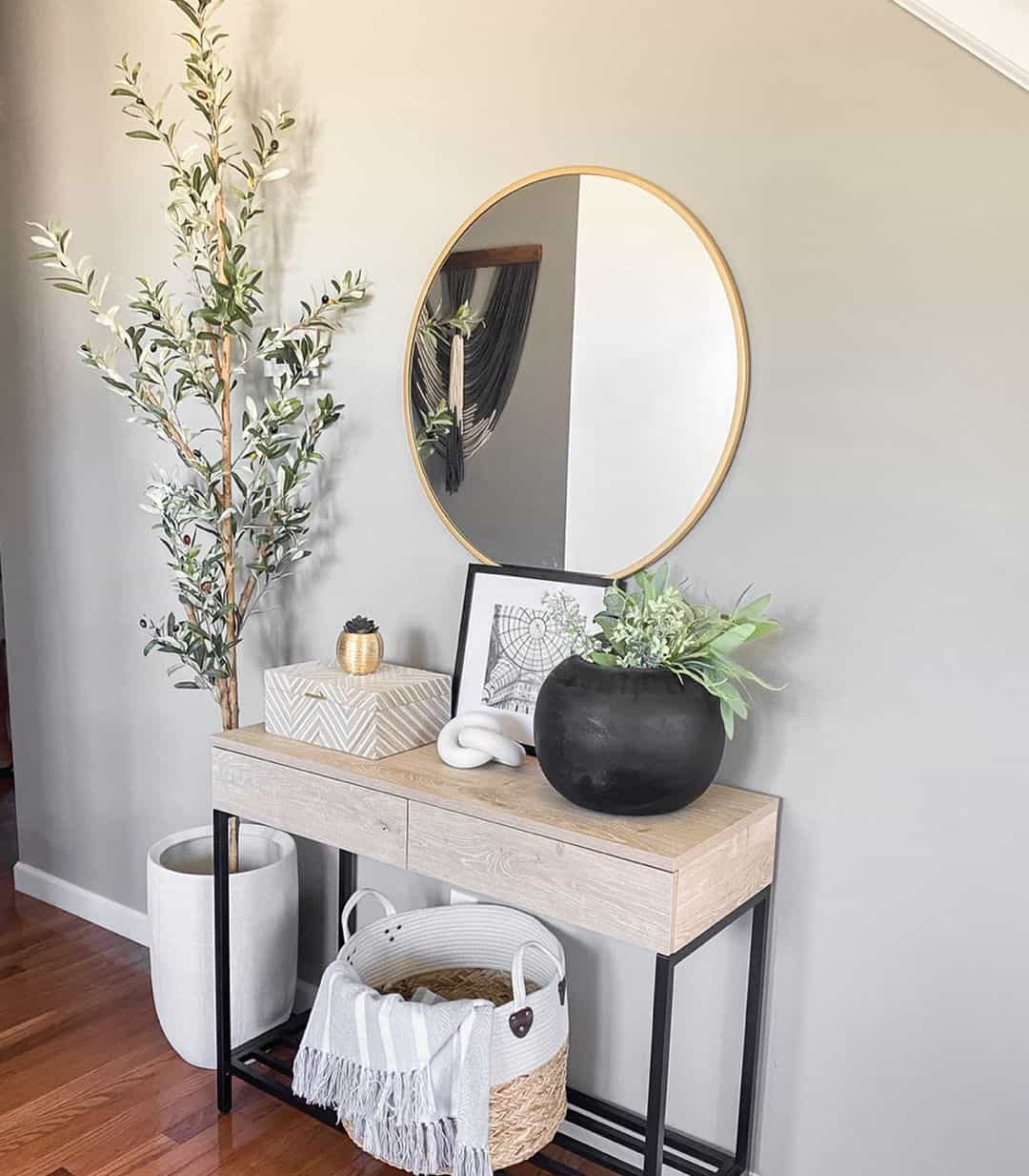 Sophistication in the Farmhouse Entryway with Modern Console Table Decor