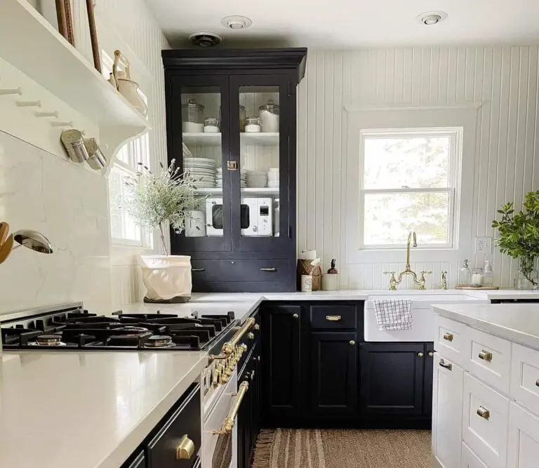 7+ Ideas to Incorporate Black Cabinets into Your Farmhouse Kitchen