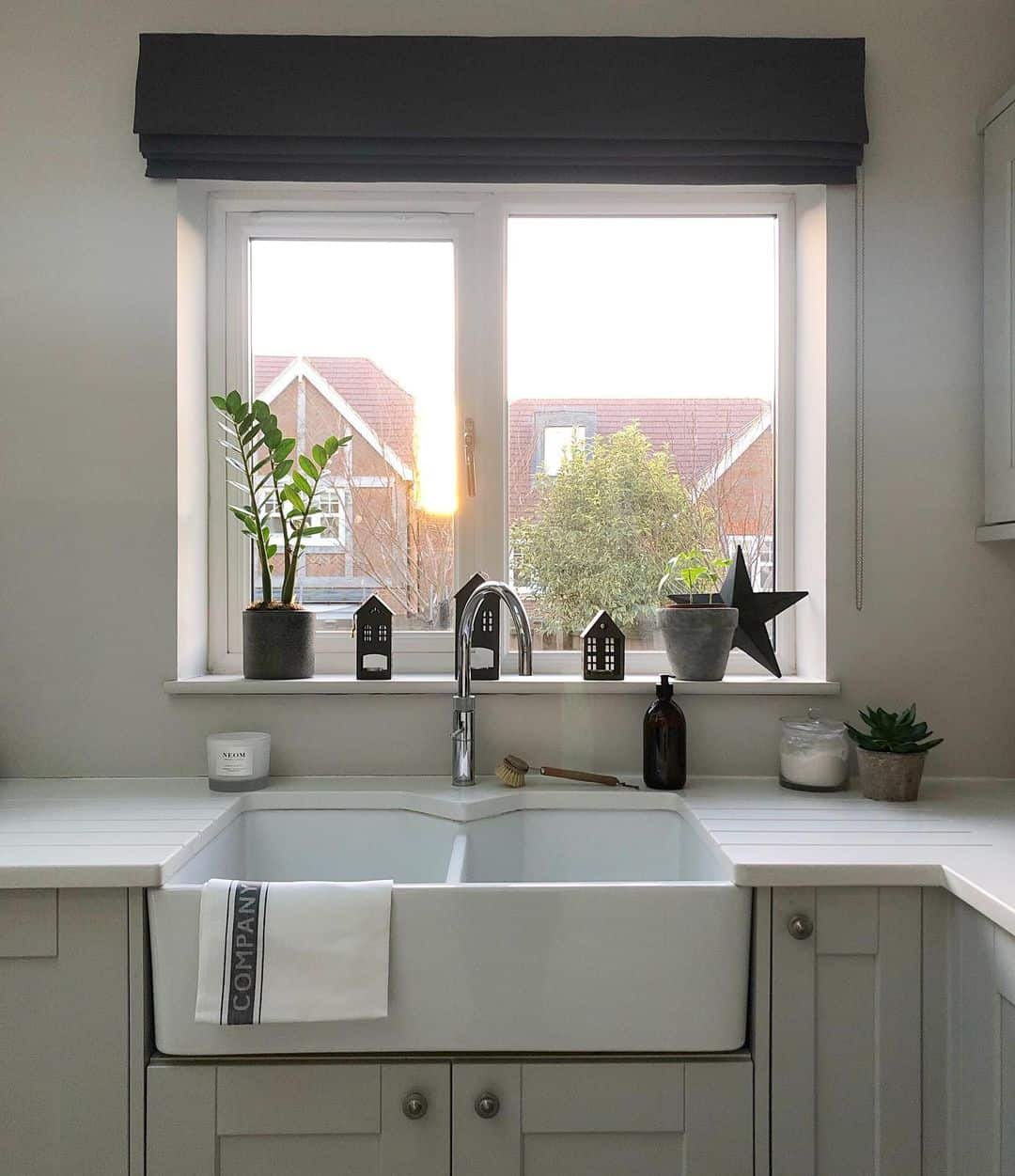 Unadorned White Window Wall, Sans Backsplash