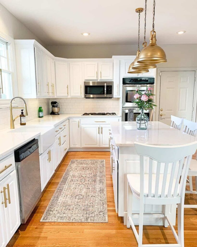 7+ White Countertop Ideas for an Elegant Farmhouse Kitchen