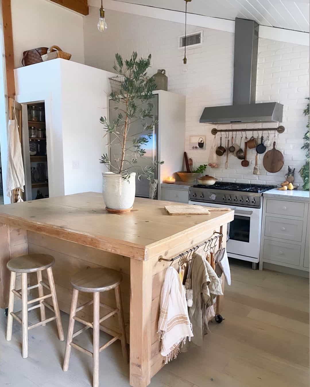 Wooden Beauty in an Open Kitchen Design