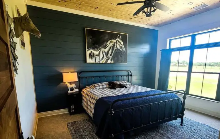 7+ Bold Black Accent Wall Ideas for a Dramatic Farmhouse-style Home