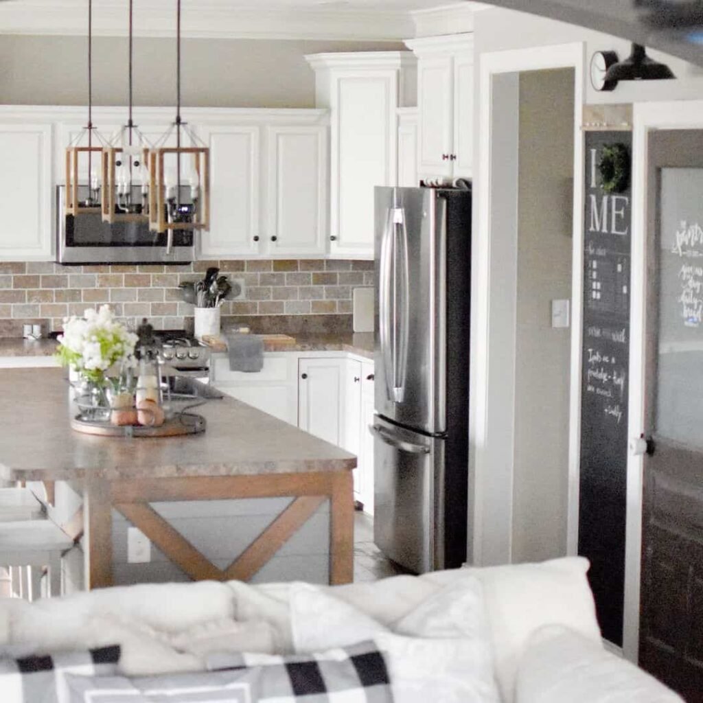 7+ Farmhouse Kitchen Ideas With Black Hardware and Stainless Appliances ...
