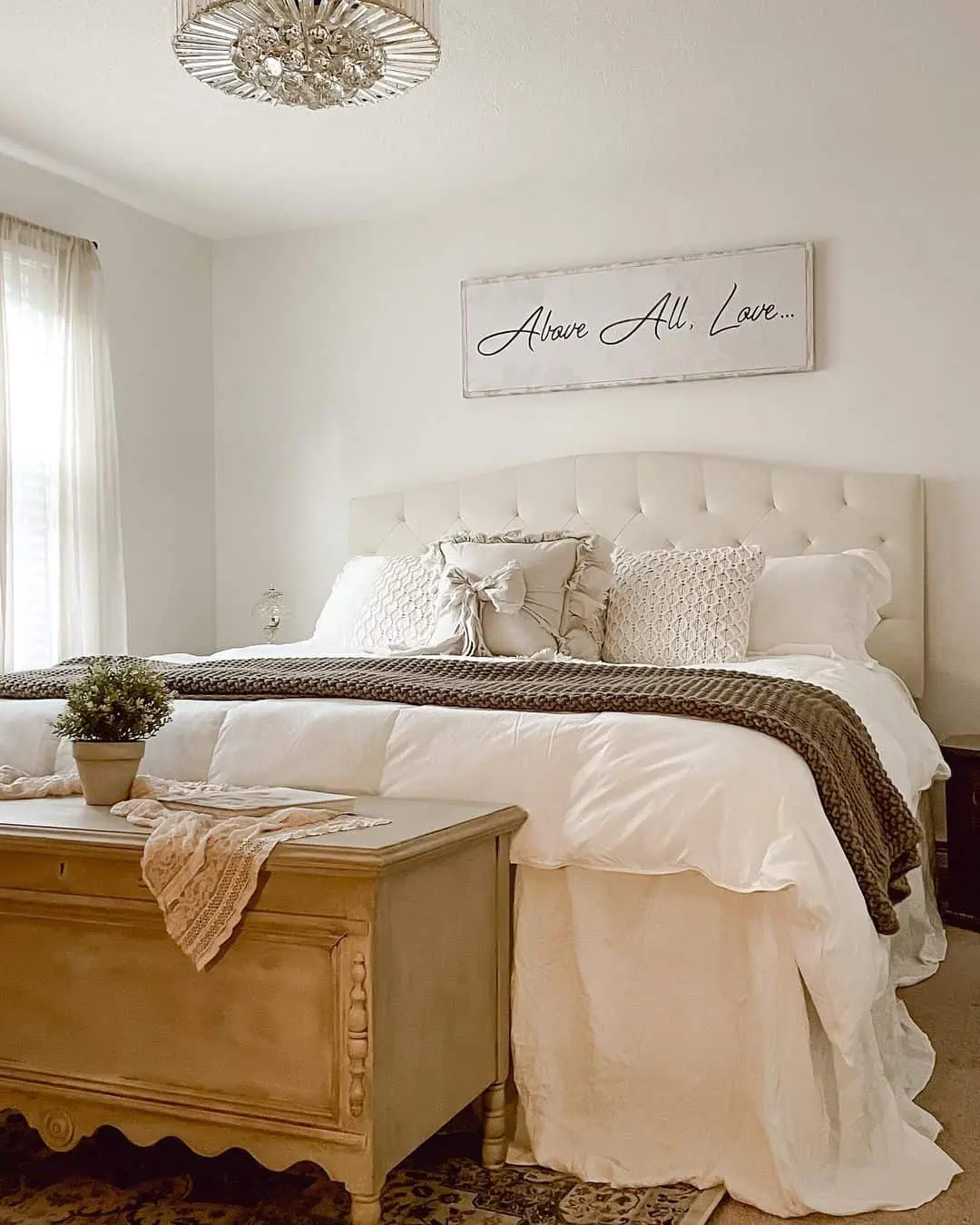 Feminine Touch in Farmhouse Bedding Inspirations