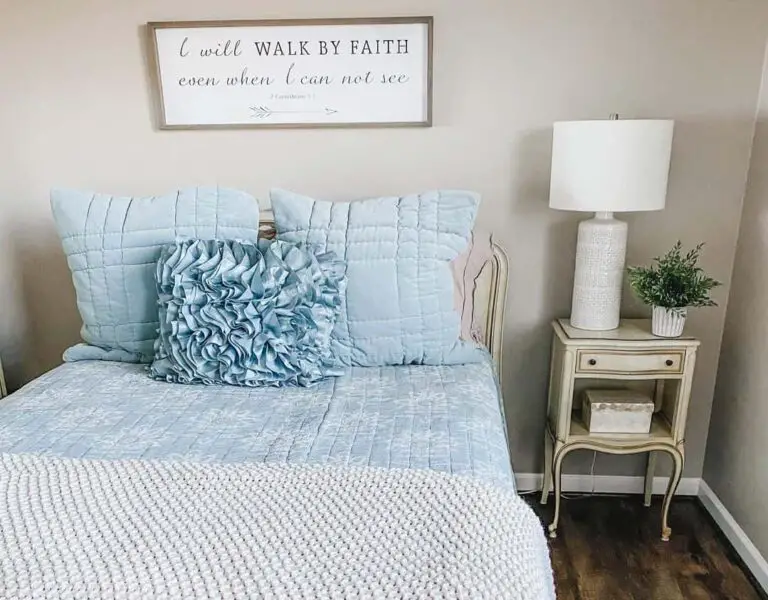 7+ Inviting Farmhouse Bedroom Ideas to Make Your Guests Never Want to Leave
