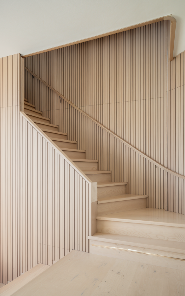 25 Staircase Molding Ideas That Instantly Elevate Your Stairway Design ...