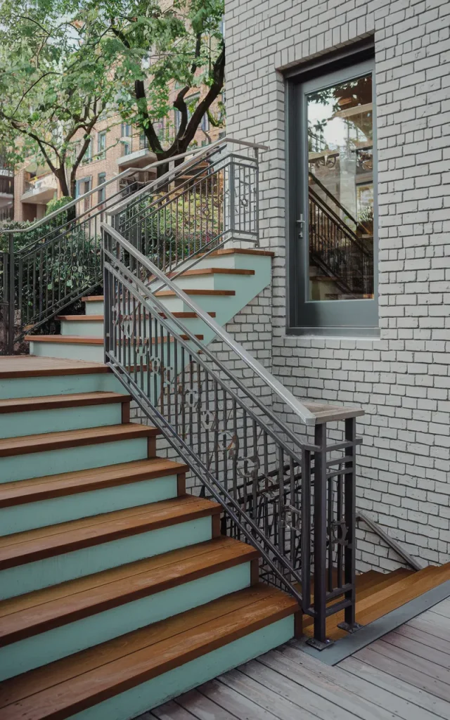Highlight Steps With Contrasting Edges