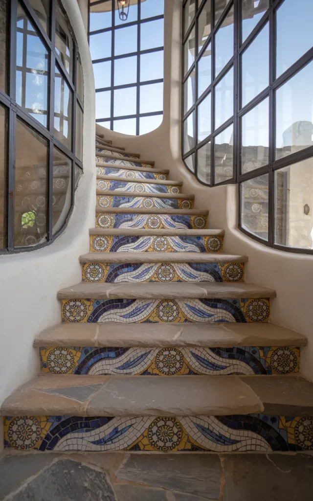 Use mosaic tiles for artistic detailing 🖌️